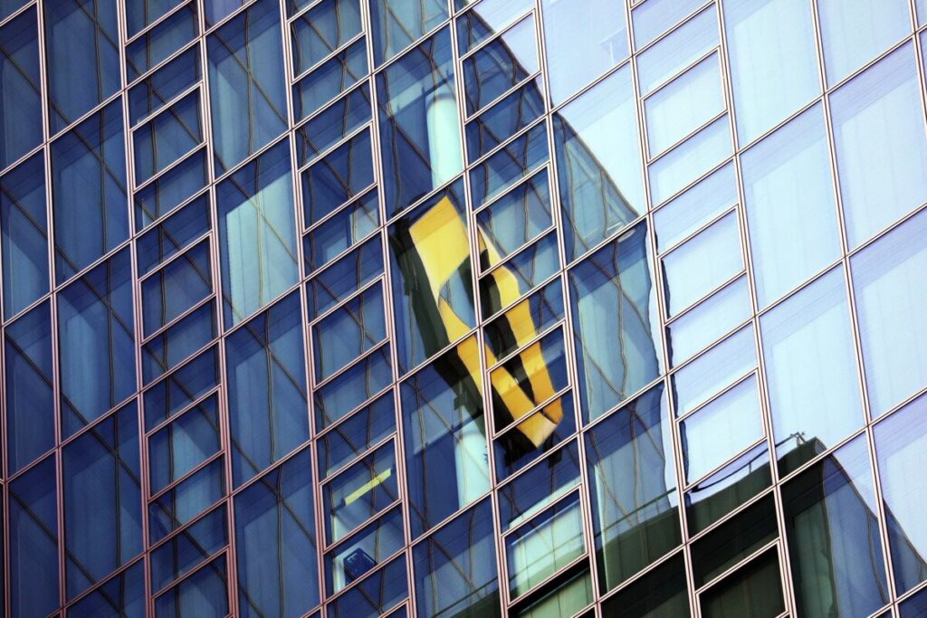 ドイツ政府、コメルツ銀の保有株３～５％をまず売却へ－関係者 - Bloomberg
