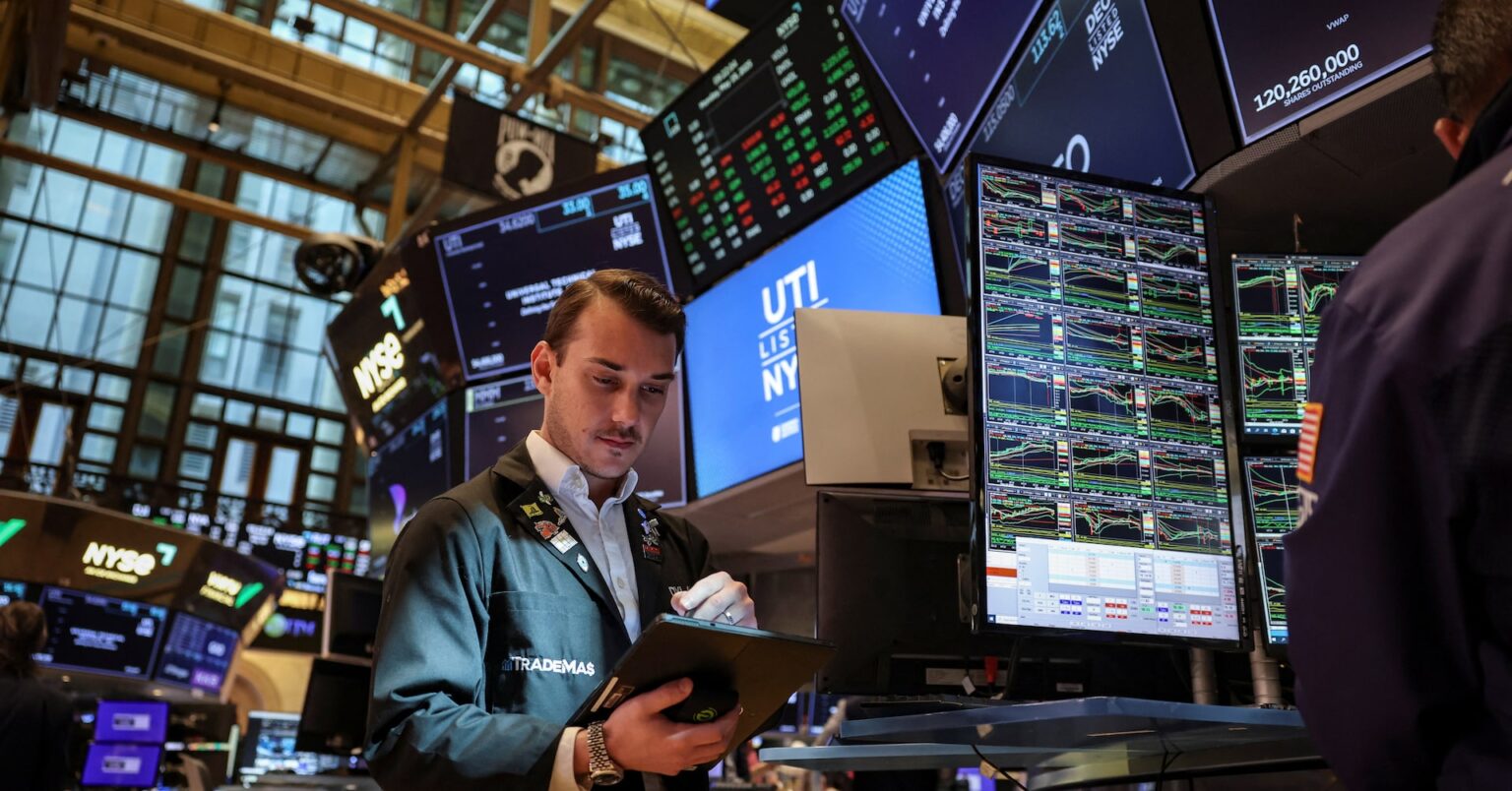 米国株式市場＝ほぼ横ばい、米国債格下げでセンチメント弱まる | ロイター