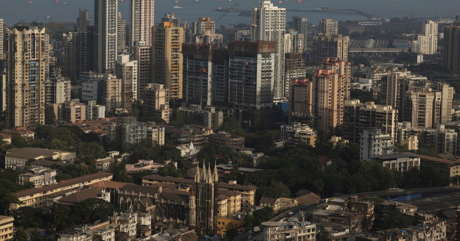 インドの26/27年度成長率予想6.6%、 中東情勢リスクと世銀 | ロイター インド、外資による国内企業投資への規制強化へ=政府筋 | ロイター