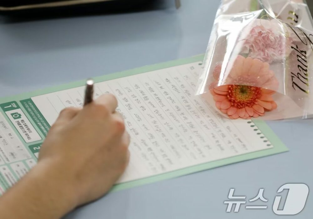 「母の日にカーネーション忘れたらブロックされた」…韓国・高校生が明かす「家庭内モラハラ」　写真枚　国際ニュース：AFPBB News