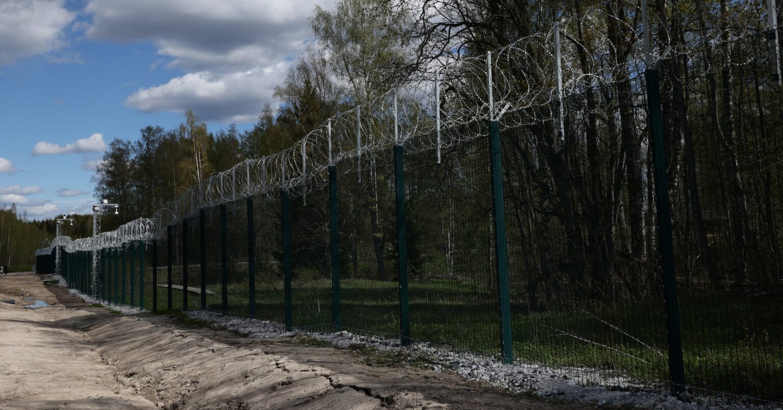 フィンランド、ロシア国境に35キロのフェンス完成　移民流入阻止で | ロイター