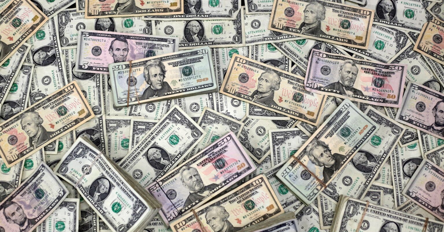 アングル：米資産「トリプル安」、20年国債入札低調で財政悪化懸念浮き彫りに | ロイター