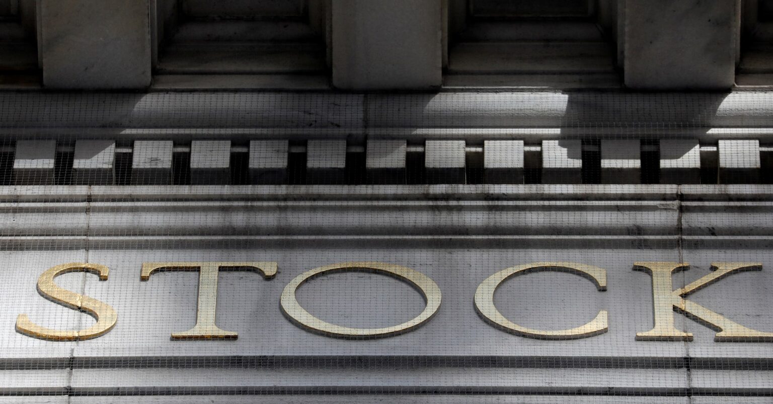 米国株式市場＝3指数とも急落、ダウ816ドル安　債券利回りが急上昇 | ロイター