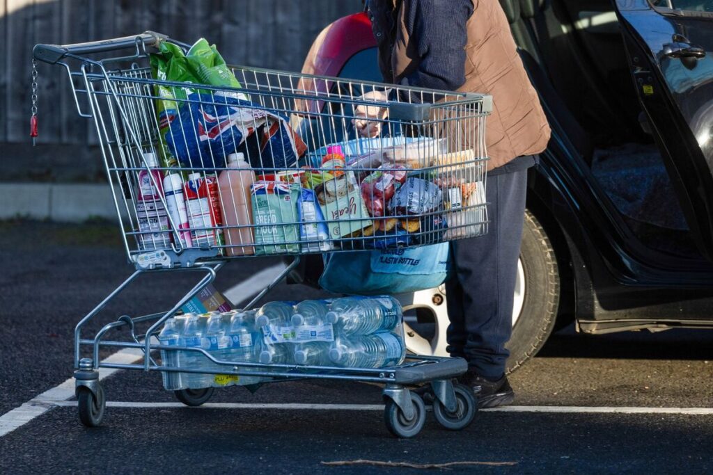 英国の小売売上高、１月は予想以上の伸び－食料品が約５年ぶり大幅増 - Bloomberg