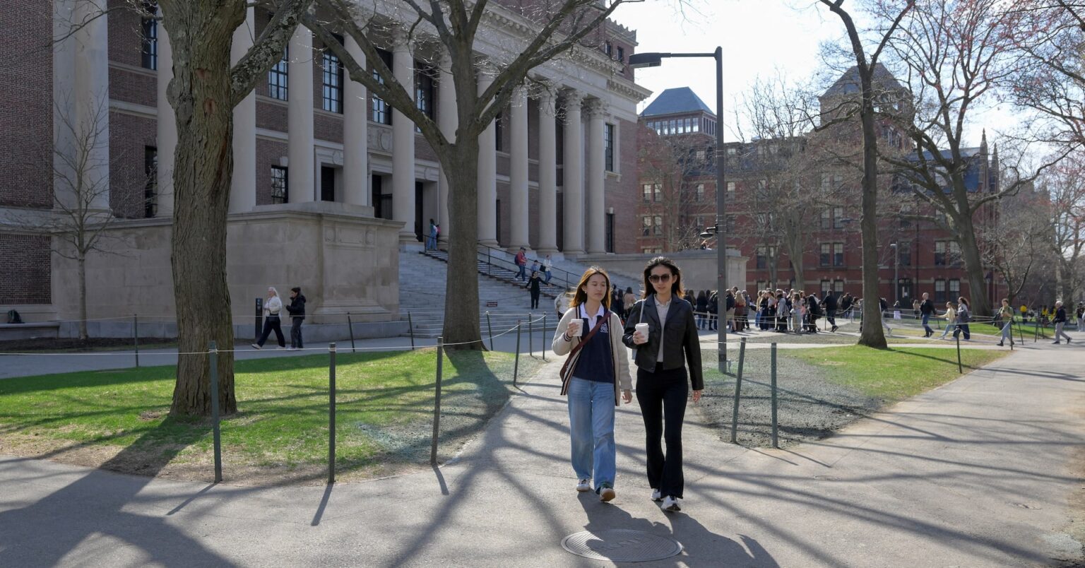 中国「海外学生の権利守る」、ハーバード大留学生問題で | ロイター