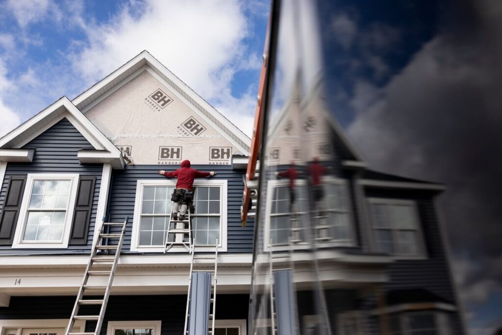 米新築住宅販売、予想上回り2022年以来の水準に増加－価格下落 - Bloomberg