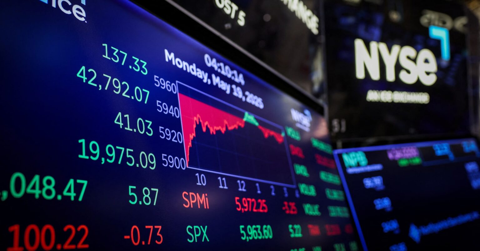 米国株式市場＝ほぼ横ばい、債券利回り低下で下げ一服 | ロイター