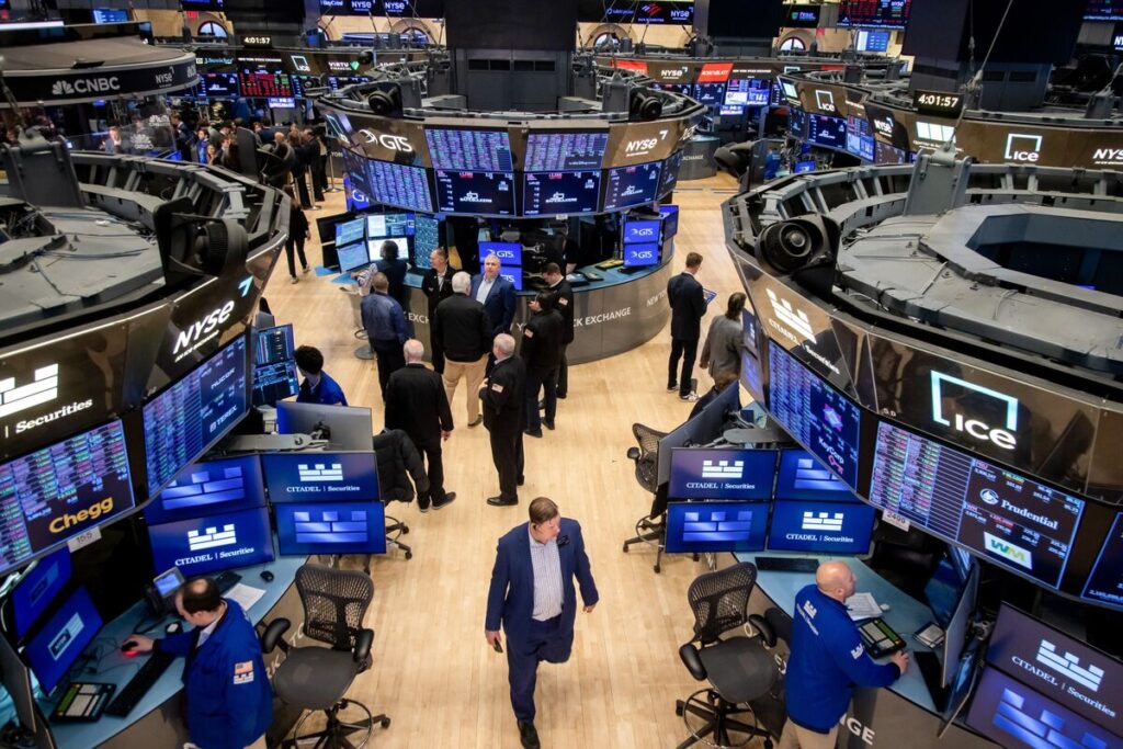 【米国市況】株が終盤失速、国債は軒並み上昇－ドル全面高144円付近 - Bloomberg