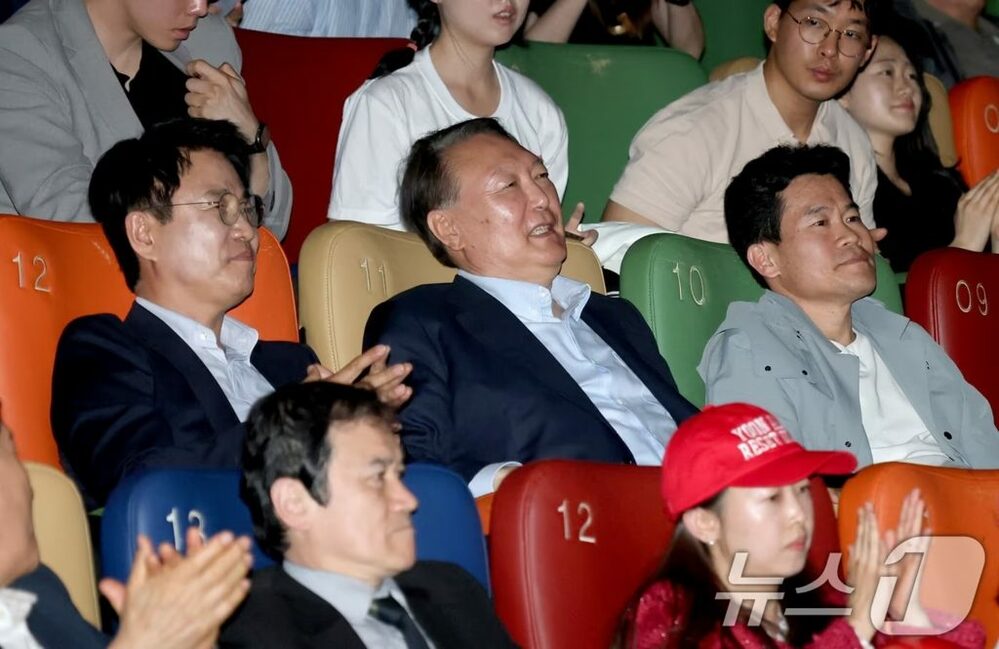 韓国・尹錫悦前大統領が観覧の映画「不正選挙」…選管「陰謀論助長」と批判　写真枚　国際ニュース：AFPBB News