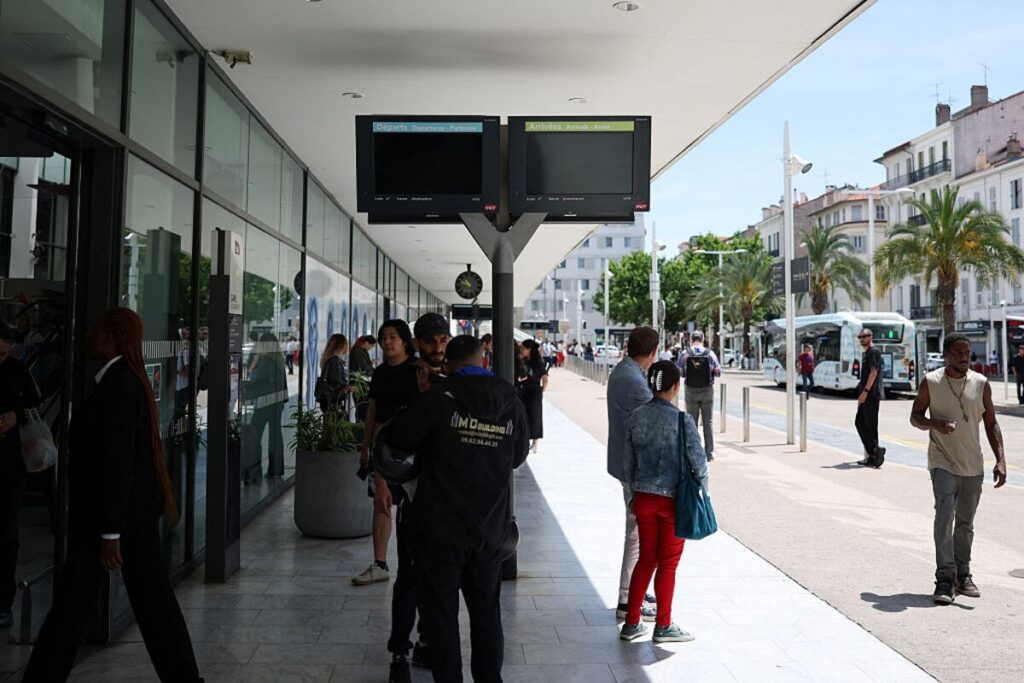 カンヌの大規模停電、原因は放火とフランス警察発表－電力は完全復旧 - Bloomberg