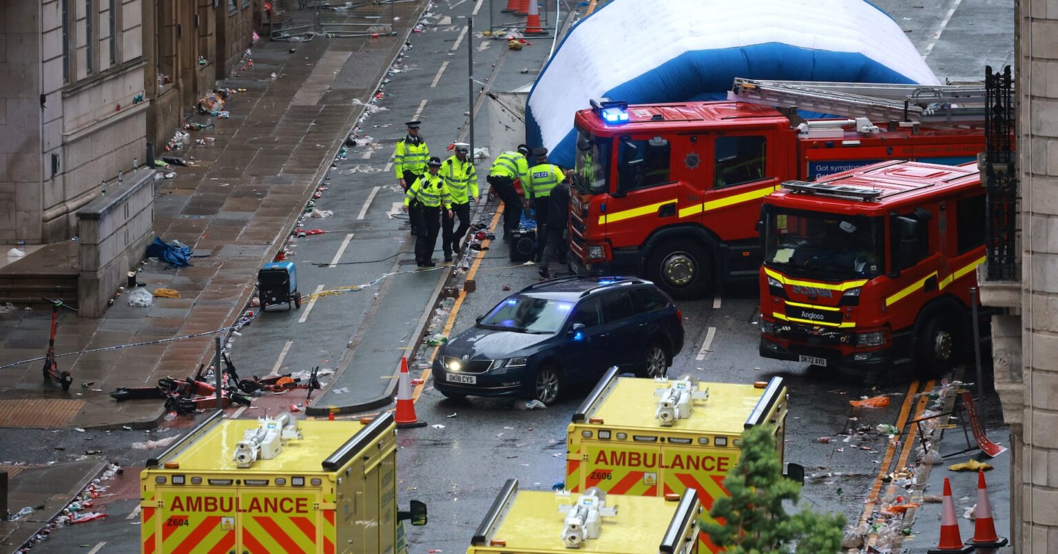 英リバプールで群衆に車突っ込む、27人搬送　警察はテロ否定 | ロイター