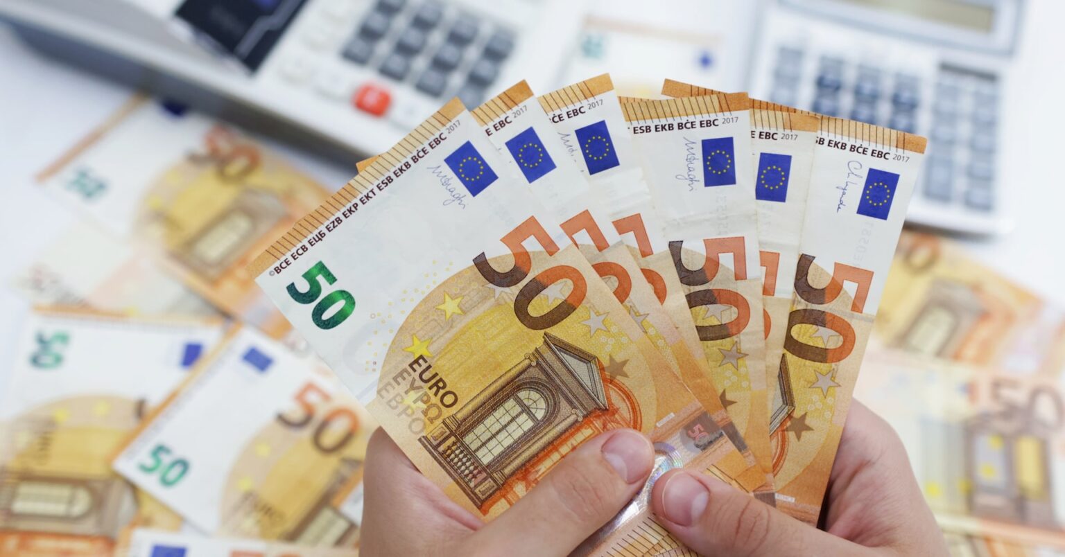 欧州外為市場＝ユーロ1カ月ぶり高値、トランプ氏が対ＥＵ関税導入を延期 | ロイター