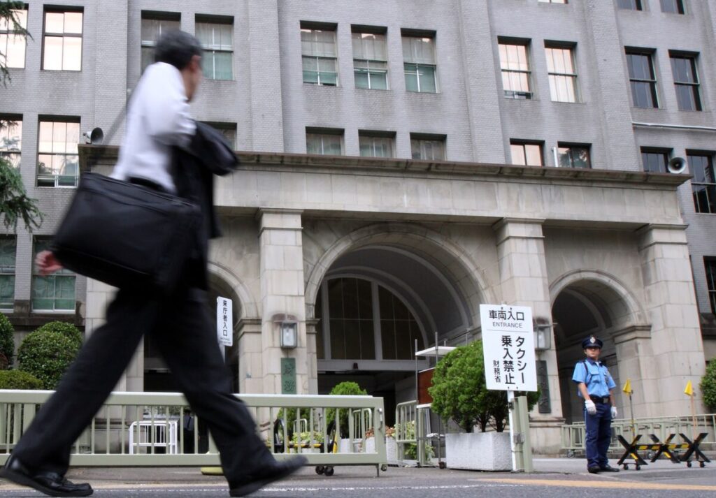 財務省が国債発行額でアンケート聴取、40年入札は警戒一転し楽観論 - Bloomberg