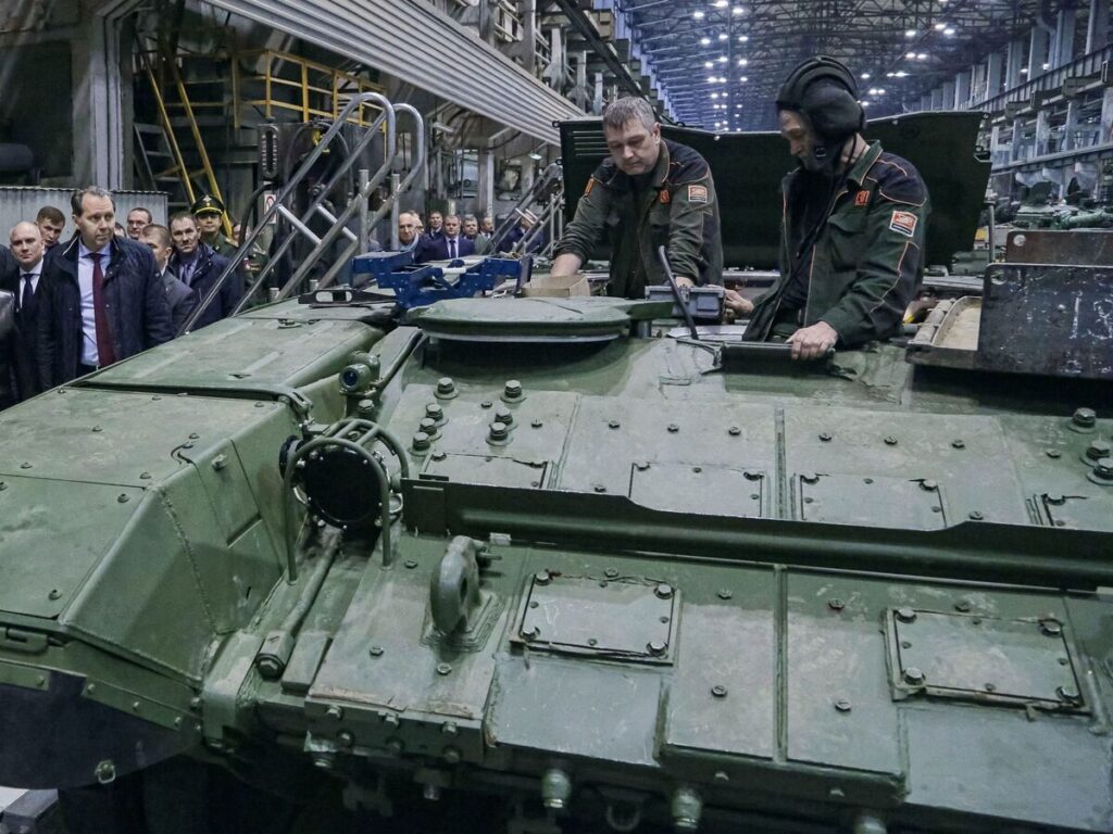 過熱するロシア戦時経済はピーク過ぎた、見通し不明とアナリスト - Bloomberg