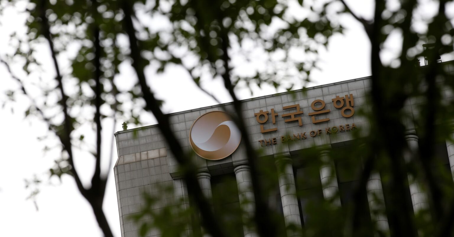 韓国中銀、政策金利を2.50％に引き下げ　景気支援へ | ロイター