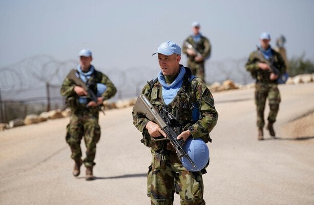 パトロール中にイスラエル軍によって解雇されたレバノンのアイルランドの平和維持軍
