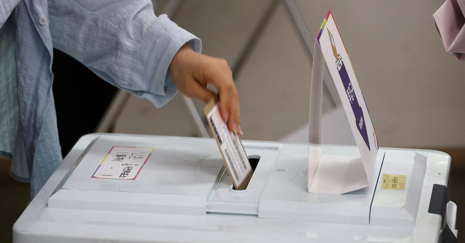 アングル：Ｚ世代の政治意識に性差、各国で深まる左右分極化 | ロイター