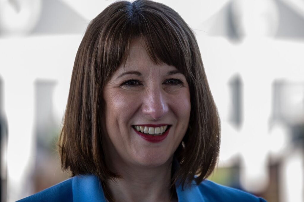 英政府、年金基金に英国プライベート市場への投資義務付ける方針 - Bloomberg