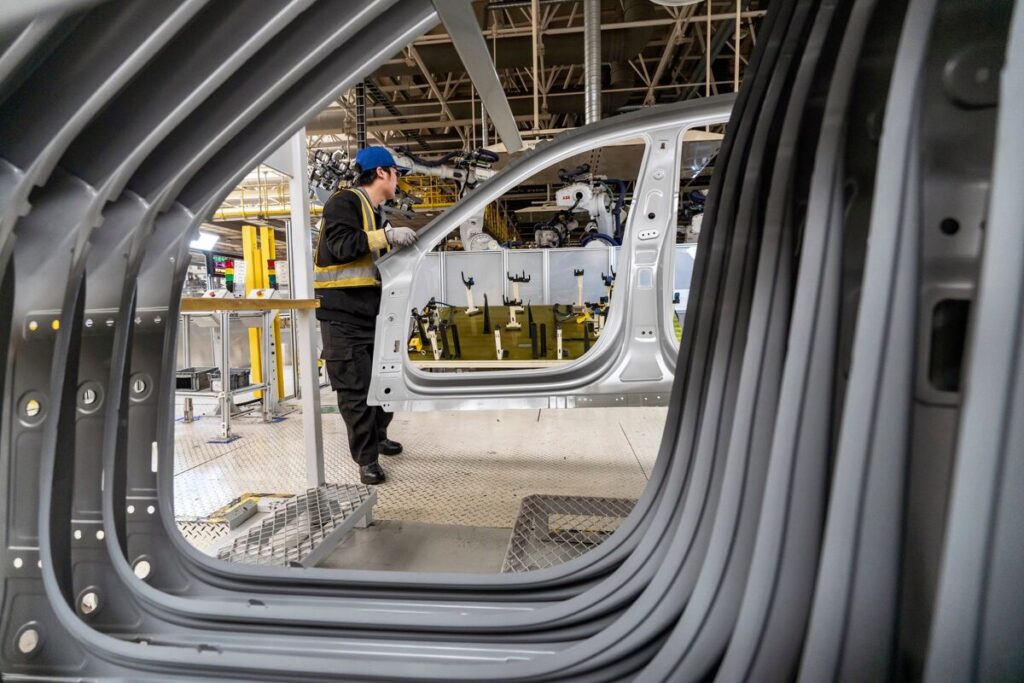 中国製造業の活動縮小ペース鈍化、米国との関税対立緩和で－５月 - Bloomberg