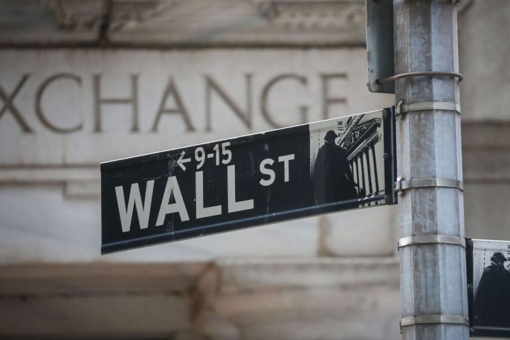 【米国市況】Ｓ＆Ｐ500ほぼ横ばい、日中は値動き大きく－144円近辺 - Bloomberg