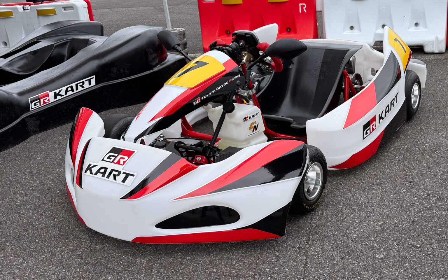 モータースポーツを持続可能に、欧州製カートの1/4程度の価格を目指すトヨタの「GRカート」 カーボンニュートラル燃料で走ってみた - Car Watch