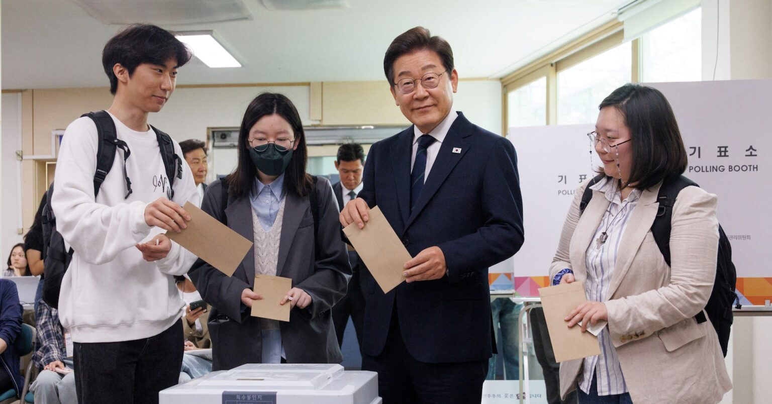 韓国大統領選、期日前投票　初日の投票率が過去最高 | ロイター