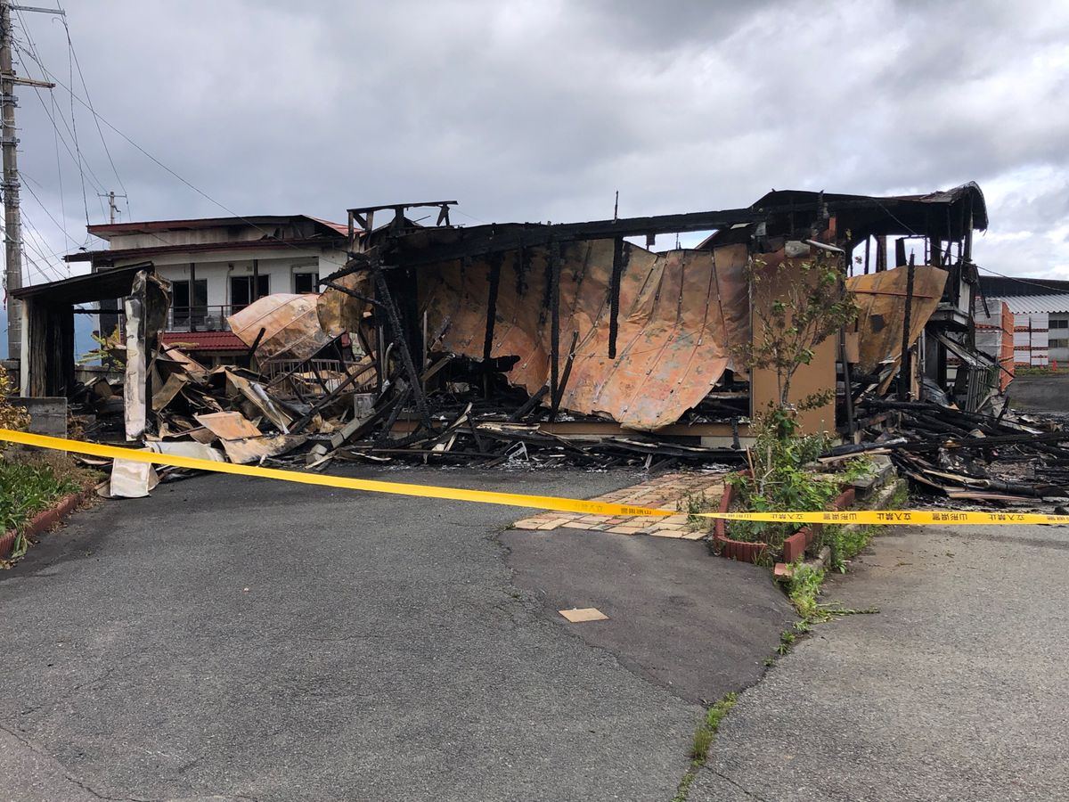 山形県長井市で住宅1棟全焼し隣の住宅も焼ける火事　けが人なし