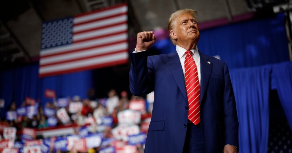 ファシズムの歴史家は、トランプがプーチンよりも速く独裁政権に向かってスピードを上げていると主張しています。教授は、米国が権威主義に滑り込むことは現代では前例のないと言います。