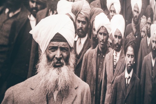 英国植民地時代のインドから来たが、船から降りることすら許されずに帰された人々の絶望の表情。カナダ政府は2014年、インドに公式に謝罪した。カナダは今も自国の移民の歴史と向き合い続けている。 Photo: Destination Canada/Benjamin Johnson