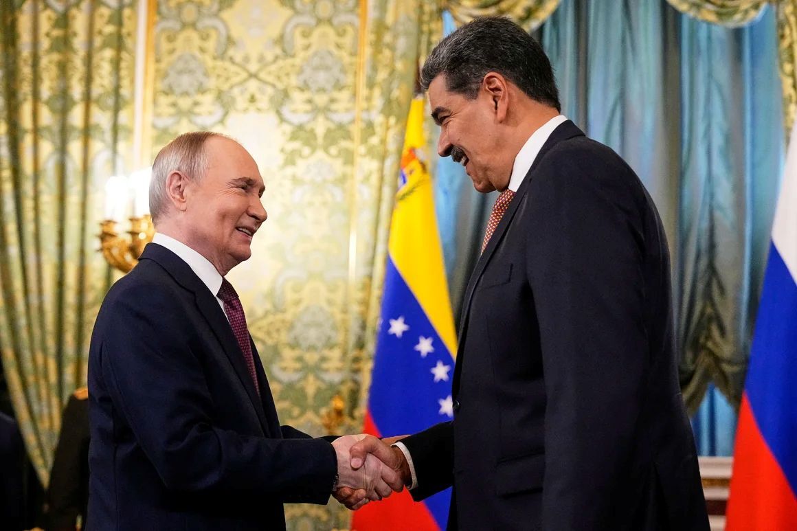 ７日、握手を交わすロシアのプーチン大統領（左）とベネズエラのマドゥロ大統領/Alexander Zemlianichenko/Reuters