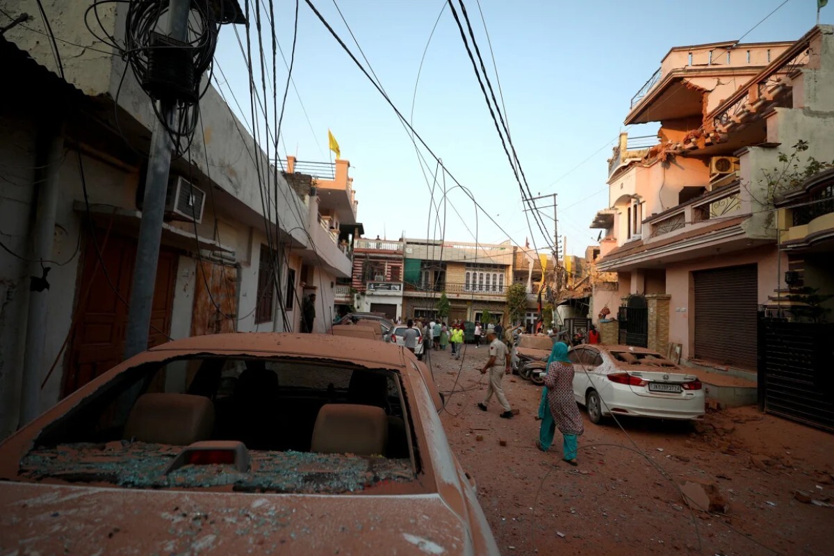 パキスタン軍の軍事作戦後に損傷した車両＝１０日、カシミール地方のインド実効支配地域/Reuters