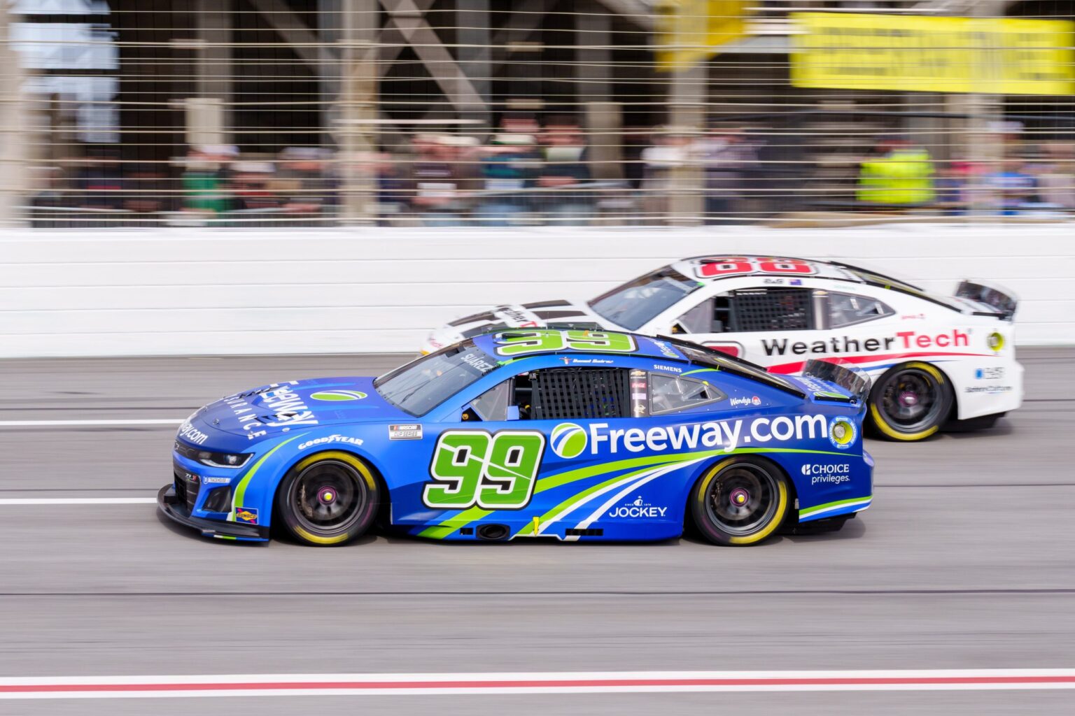 NASCARのスター、スアレスとブレイニーがメキシコシティのプロモーションツアーでルチャ・リブレの antics でファンを魅了！ - Motociclismo