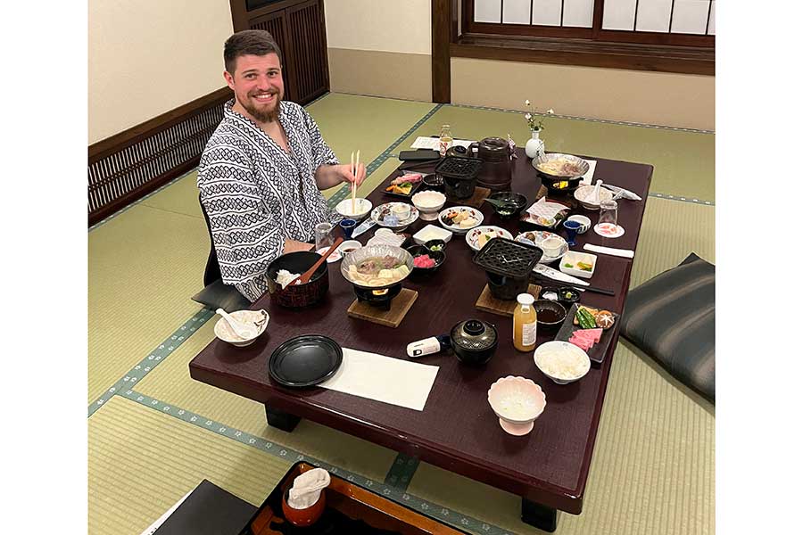 テーブルいっぱいに並んだごちそうを満喫【写真提供：オーロラ】