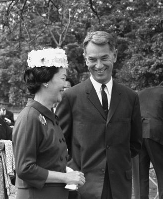 駐日大使時代のライシャワー氏（右）とハル夫人（1966年4月撮影）