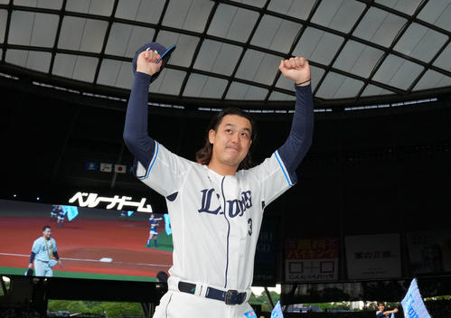 西武対楽天　597日ぶりの勝利を納め、ファンの声援に応える西武高橋（撮影・狩俣裕三）