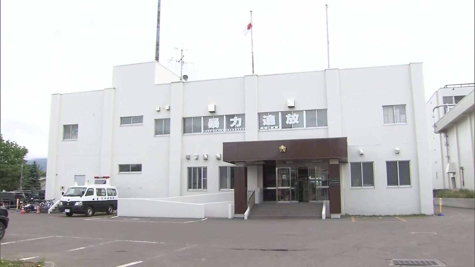 「あー！」「痛い痛い！」北海道ニセコで20代くらいの男性が“刃物”で刺される「路上で背中から血が出ている人がいる」と目撃者が通報…犯人は逃走か（北海道ニュースUHB） - Yahoo!ニュース - Yahoo!ニュース