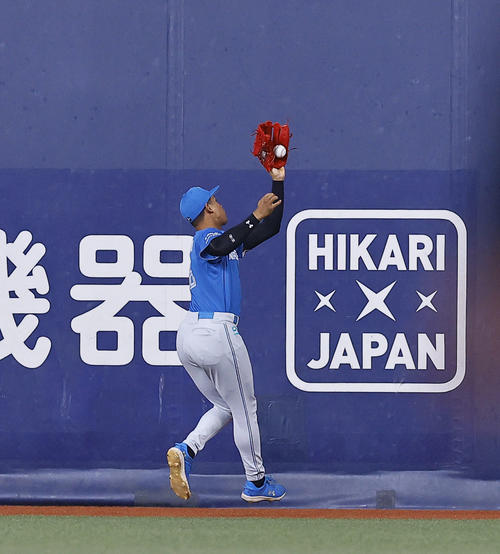 オリックス対日本ハム　4回裏オリックス2死二塁、中川の打球を右翼手万波が落球、適時二塁打を許す（撮影・藤尾明華）