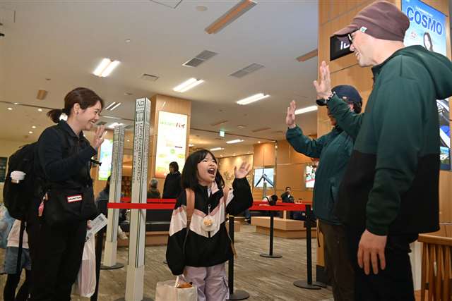「バイバイまたね」Ｕターン本格化 ６日まで飛行機と新幹線混雑 - 秋田魁新報電子版