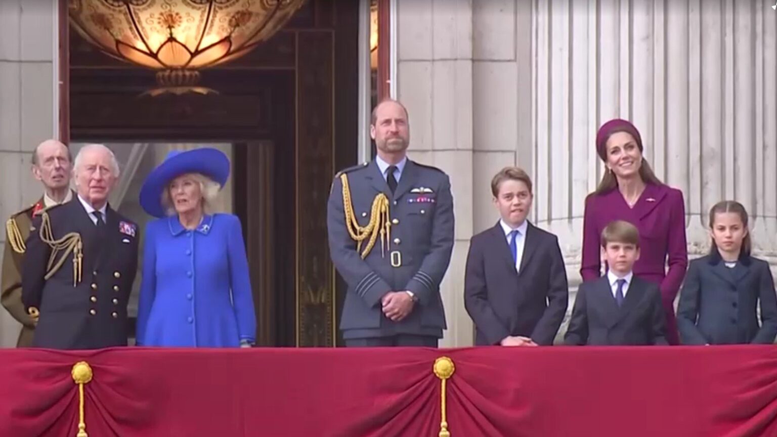 チャールズ国王夫妻、ウィリアム皇太子夫妻が見守る中 イギリス・バッキンガム宮殿 約1300人兵士が戦勝80年パレード（FNNプライムオンライン（フジテレビ系）） - Yahoo!ニュース - Yahoo!ニュース