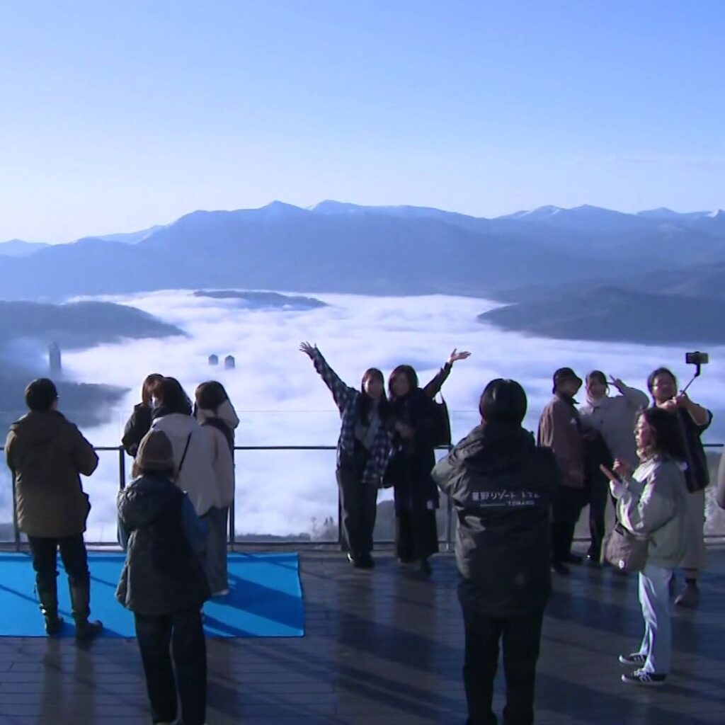 【8年ぶりの絶景】“雲海テラス”今季の営業スタート初日から雄大な景色が広がり500人の観光客が歓声…開業20周年迎え新たな展望スポットが 記念メニュー“雲”をイメージした北海道らしいケーキも（北海道ニュースUHB） - Yahoo!ニュース - Yahoo!ニュース
