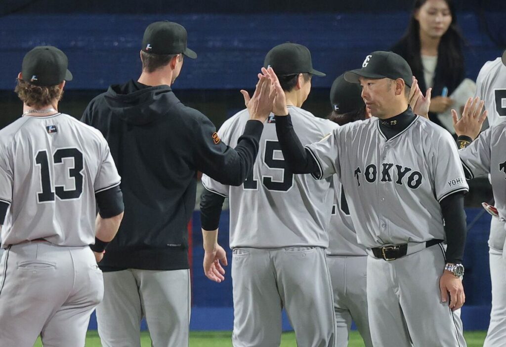 ヤクルトに勝利し、ナインを迎える阿部監督（カメラ・相川　和寛）