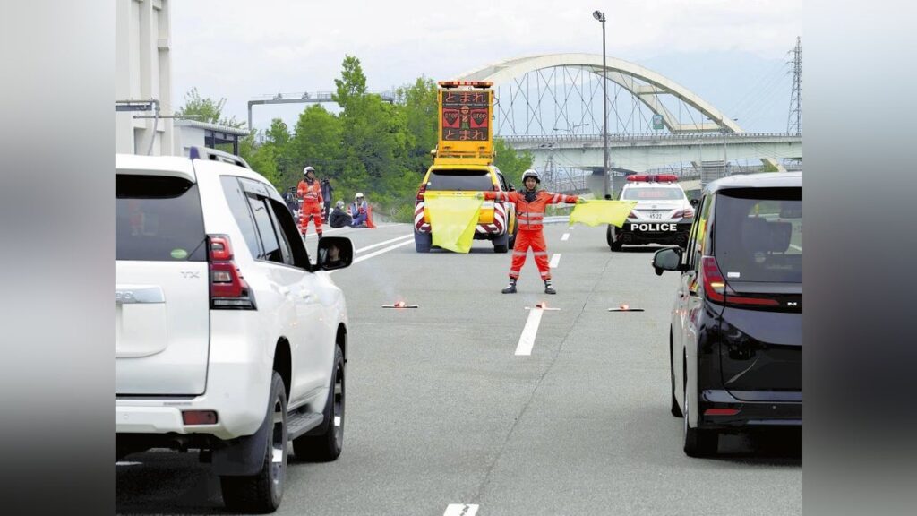 逆走を想定して対応訓練、県警「高速道路で対向車あり得ないという考え捨てて」「可能性は皆ある」 - 読売新聞オンライン
