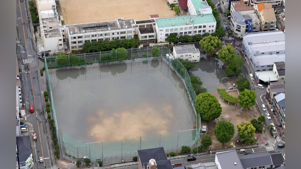 大阪市の住宅街で「水道管が破裂」、道路や公園が冠水し２００ｍ交通規制…小学校は登校中止 - 読売新聞オンライン