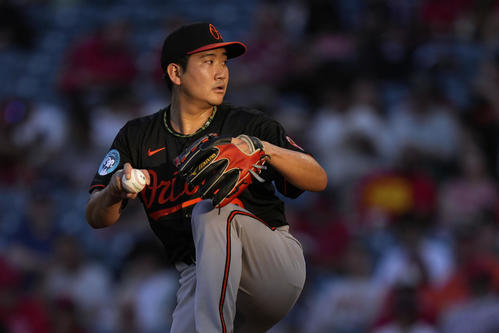 エンゼルス戦で力投するオリオールズ菅野智之（AP）