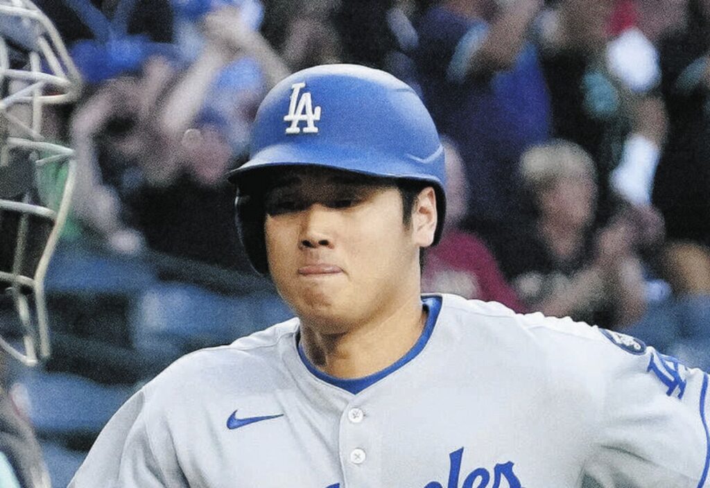 大谷翔平、3回の第2打席で早くも申告敬遠 敵地ファンはバッテリーにブーイング けん制ルール違反で走者進塁、一塁空いたため - Yahoo!ニュース