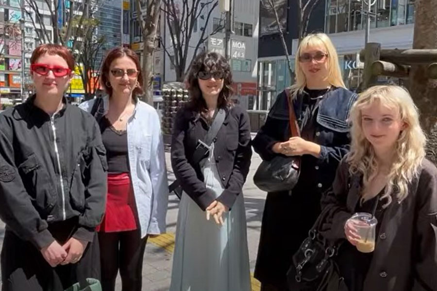 「ザ・ラスト・ディナー・パーティー」のメンバー（左から）リジーさん、オーロラさん、アビゲイルさん、ジョージアさん、エミリーさん(画像はスクリーンショット)