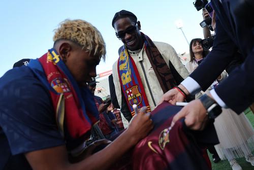 勝利後にサインをするバルセロナFWヤマル（ロイター）