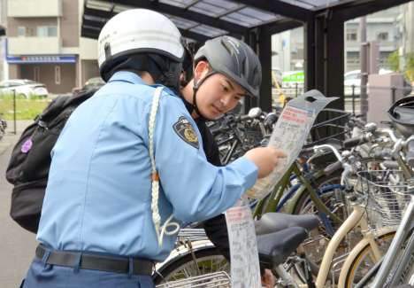 「知らなかった」では済まされない…自転車の「ながら運転」や信号無視にも「青切符」で反則金 来年4月から適用、県警が周知図る - 南日本新聞