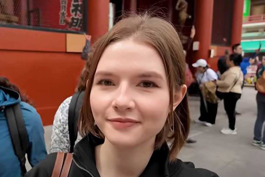 フランスの高校生を浅草観光に案内したアマンディーヌさん（画像はスクリーンショット）