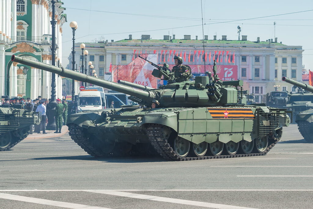 戦車「爆破」の決定的瞬間も...ロシア軍格納庫を襲うドローン攻撃の迫力映像 打撃は「400万ドル相当」とウクライナ国防省 - Yahoo!ニュース